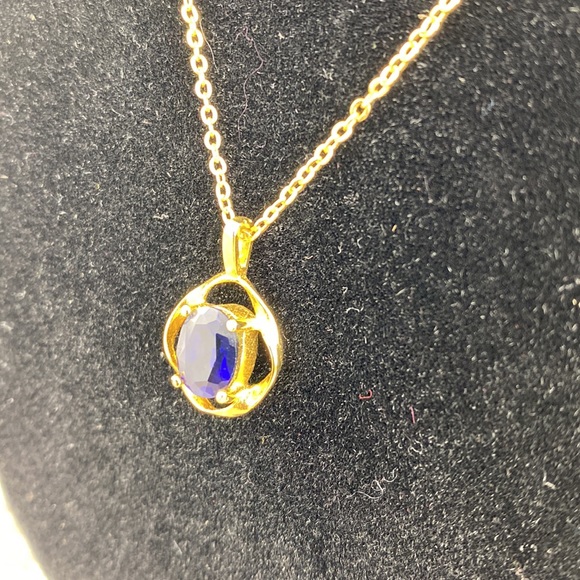 Gold Pedant with Gemstone on Gold Chain - Picture 3 of 6